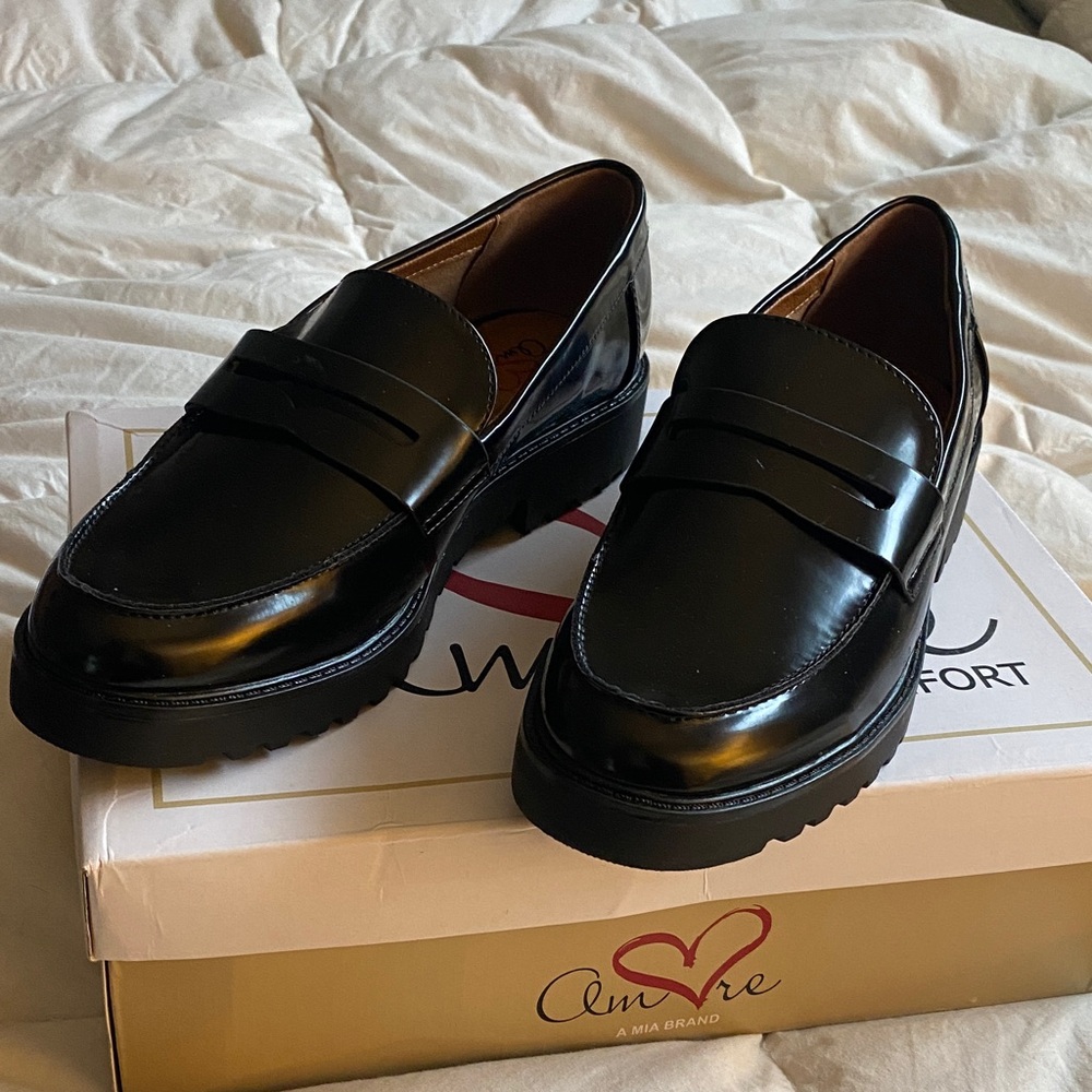 Stunning penny loafer from Mia Amore NWT SZ 8.5 in box